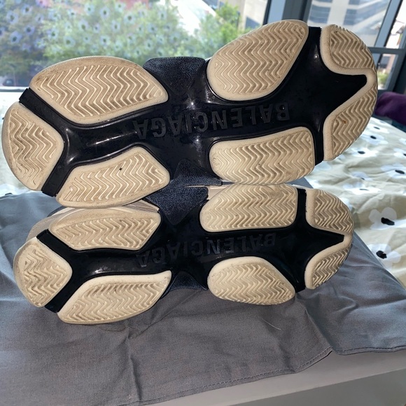 100% Authentic Balenciaga Triple S Sneaker - Picture 4 of 8